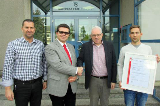 Oberndorfer Druckerei: Zertifikatsübergabe durch Hr. Ing. Karl Hochradl (TÜV Austria)